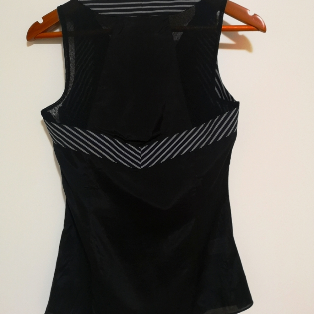 ⭐🌟HOST PICK 🌟NWOT Danier Contemporary Textured Top. Size XS
